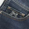 Niedrig geschnittene, dunkel gewaschene, bestickte Denim-Shorts