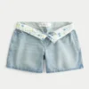 Niedrig geschnittene, hellblaue Denim-Shorts mit umgeschlagenem Bund und 5-Zoll-Beinausschnitt