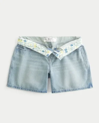 Niedrig geschnittene, hellblaue Denim-Shorts mit umgeschlagenem Bund und 5-Zoll-Beinausschnitt