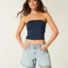 Niedrig geschnittene, hellblaue Denim-Shorts mit umgeschlagenem Bund und 5-Zoll-Beinausschnitt