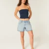 Niedrig geschnittene, hellblaue Denim-Shorts mit umgeschlagenem Bund und 5-Zoll-Beinausschnitt