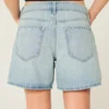 Niedrig geschnittene, hellblaue Denim-Shorts mit umgeschlagenem Bund und 5-Zoll-Beinausschnitt