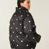 Pufferjacke mit Reißverschlussmuster