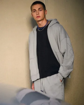 rechteckig geschnittener hoodie mit reissverschluss und nieten 1 330x413 - Rechteckig geschnittener Hoodie mit Rei&szlig;verschluss und Nieten