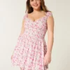 Schulterfreies Minikleid mit asymmetrischem Saum