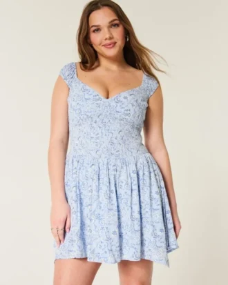 Schulterfreies Minikleid mit asymmetrischem Saum