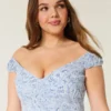 Schulterfreies Minikleid mit asymmetrischem Saum