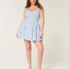 Schulterfreies Minikleid mit asymmetrischem Saum