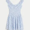 Schulterfreies Minikleid mit asymmetrischem Saum