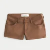 Shorts aus Kunstwildleder mit niedriger Leibhöhe