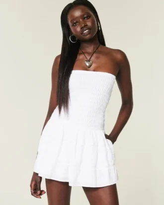 Trägerloses Minikleid mit gesmoktem Oberteil