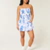 Trägerloses Minikleid mit gesmoktem Oberteil