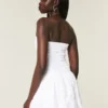 Trägerloses Minikleid mit gesmoktem Oberteil