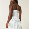 Trägerloses Minikleid mit gesmoktem Oberteil