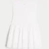 Trägerloses Minikleid mit gesmoktem Oberteil