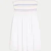 Trägerloses Minikleid mit Smokarbeit