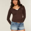 Ultra Low-Rise Mini-Shorts aus mittelblauem Denim mit Blumenstickerei
