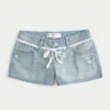 Ultra-niedrige Leibhöhe, hell gewaschene Denim-Mini-Shorts mit Spitzenband