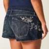 Ultra-niedrige Passform, dunkel gewaschene Denim-Minishorts mit Schmetterlingsstickerei