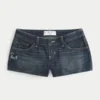 Ultra-niedrige Passform, dunkel gewaschene Denim-Minishorts mit Schmetterlingsstickerei