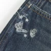 Ultra-niedrige Passform, dunkel gewaschene Denim-Minishorts mit Schmetterlingsstickerei