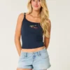 Ultra-niedrige, zerrissene Mini-Jeansshorts in mittlerer Waschung