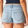 Ultra-niedrige, zerrissene Mini-Jeansshorts in mittlerer Waschung